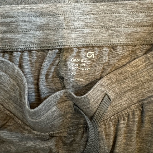 Gap Fit brushed tech jersey maternity jogger, gray Heather, size XS. - Picture 2 of 2